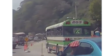 Multan con $250 a motorista tras denuncia en redes