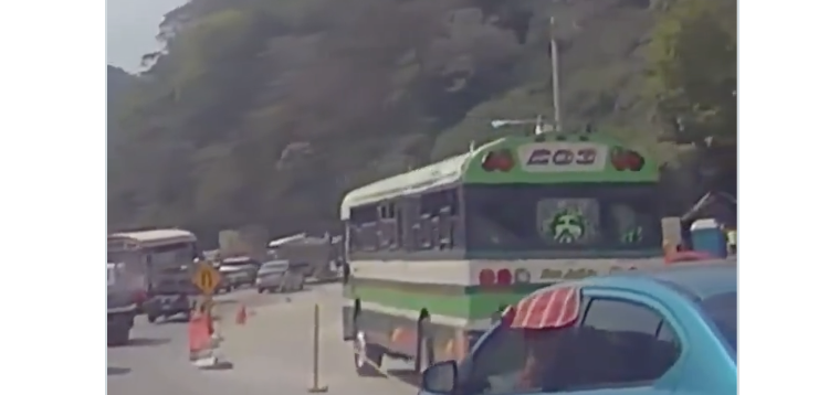 Multan con $250 a motorista tras denuncia en redes