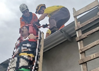 Bomberos auxilian a hombre tras recibir descarga eléctrica 