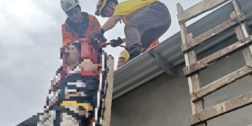 Bomberos auxilian a hombre tras recibir descarga eléctrica 