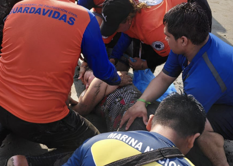 Rescate múltiple tras vuelco de lancha en El Cuco