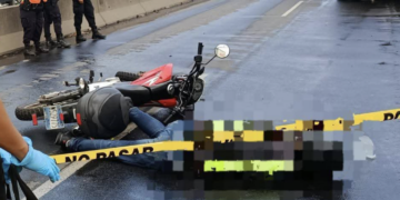 Motociclista fallece tras derrapar por aceite