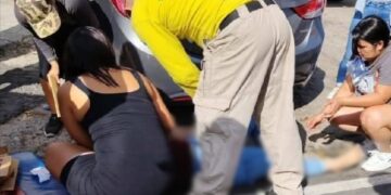 Mujer resulta lesionada tras caer de un bus