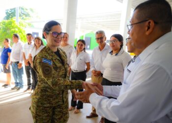Ministra de Educación verifica cambio de uniformes en Lolotique