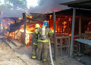 Bomberos sofocan incendio en puestos de comida del Bulevar del Ejército