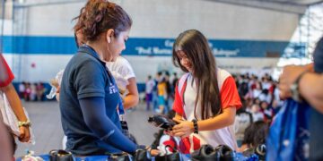 Educación realiza jornada de cambio de uniformes en Santa Ana