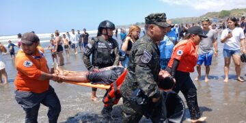 Autoridades rescatan a nueve personas tras naufragio en Playa El Cuco