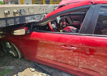 Conductor resulta lesionado tras chocar contra remolque