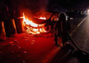 Bomberos sofocan incendio vehicular en la carretera de Oro