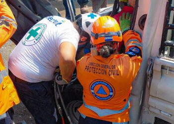 Socorristas rescatan a persona atrapada tras fuerte accidente 