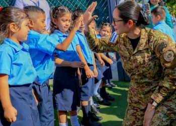Educación supervisa entrega de uniformes en Sensuntepeque