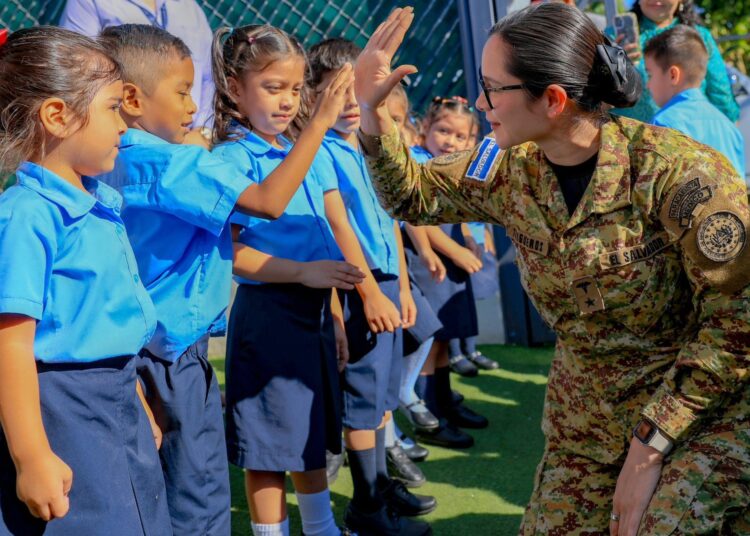 Educación supervisa entrega de uniformes en Sensuntepeque