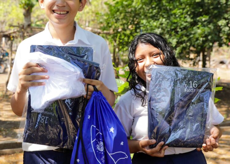 Educación entrega y corrige paquetes escolares en Ahuachapán