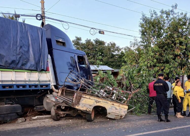 Conductor de pick up muere tras invadir carril