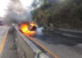 Vehículo se incendia en carretera al Puerto de La Libertad