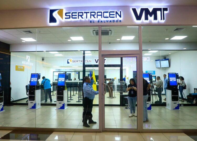 Inauguran sucursal de SERTRACEN en Plaza Mundo Apopa