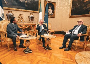 Félix Ulloa destaca avances en seguridad y economía ante legisladores de Italia