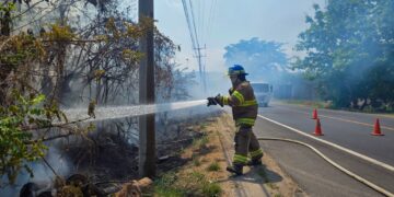 Bomberos sofocan incendio en la Longitudinal del Norte