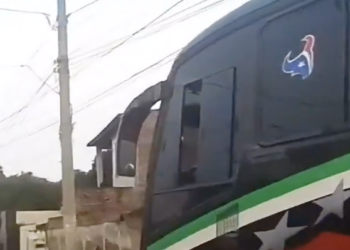 Sancionan a motorista por manipular el celular mientras conducía