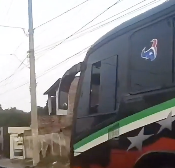 Sancionan a motorista por manipular el celular mientras conducía
