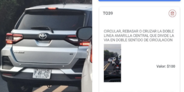Sancionan a conductor por irrespetar doble línea amarilla