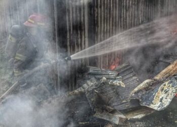 Bomberos controlan incendio en bodega del ex IRA en San Martín