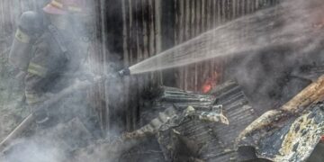 Bomberos controlan incendio en bodega del ex IRA en San Martín