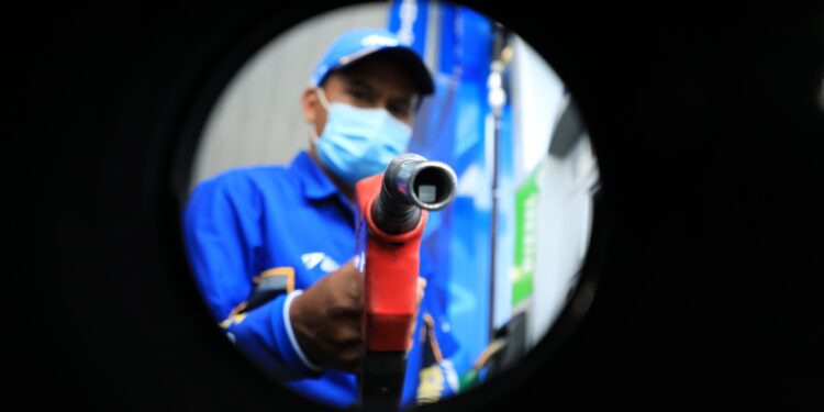 Combustibles mantendrán precios de referencia estables en El Salvador hasta agosto de 2026