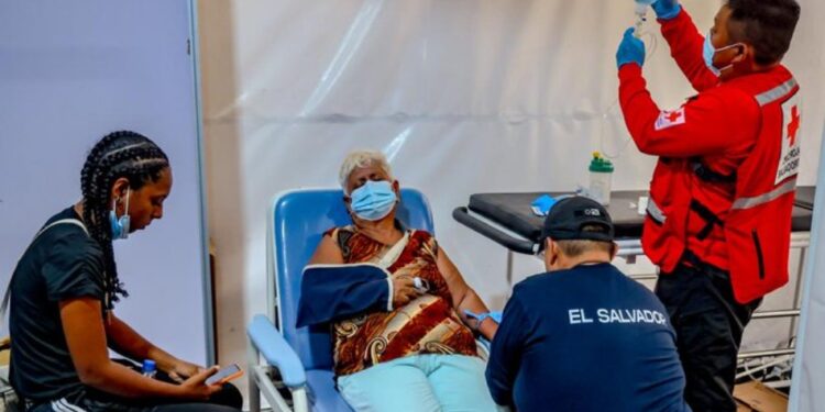 Brigada médica salvadoreña asiste a familias damnificadas en costa venezolana