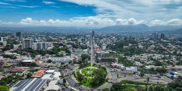 Despliegan a unos 300 elementos de rescate y seguridad por el desfile de correo en San Salvador