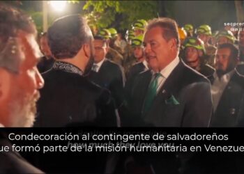 Condecoración al contingente de salvadoreños que formó parte de la misión humanitaria en Venezuela