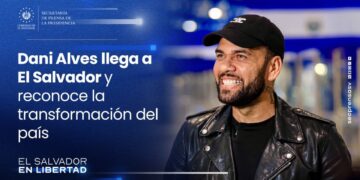 Dani Alves llega a El Salvador y destaca el liderazgo del Presidente Nayib Bukele