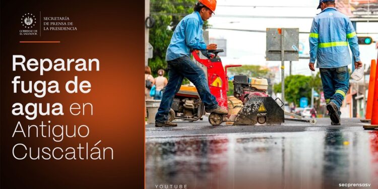 Gobierno del Presidente Nayib Bukele repara fuga de agua en calle El Pedregal, Antiguo Cuscatlán
